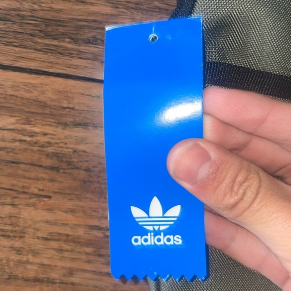 NWT Adidas crossbody bag sport bag phone bag travel bag small bag fall bag - Picture 9 of 16